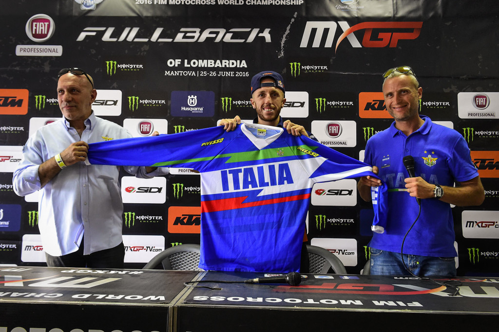 Maglia Azzurra fronte.  Da sx Larceri, Cairoli, Traversini