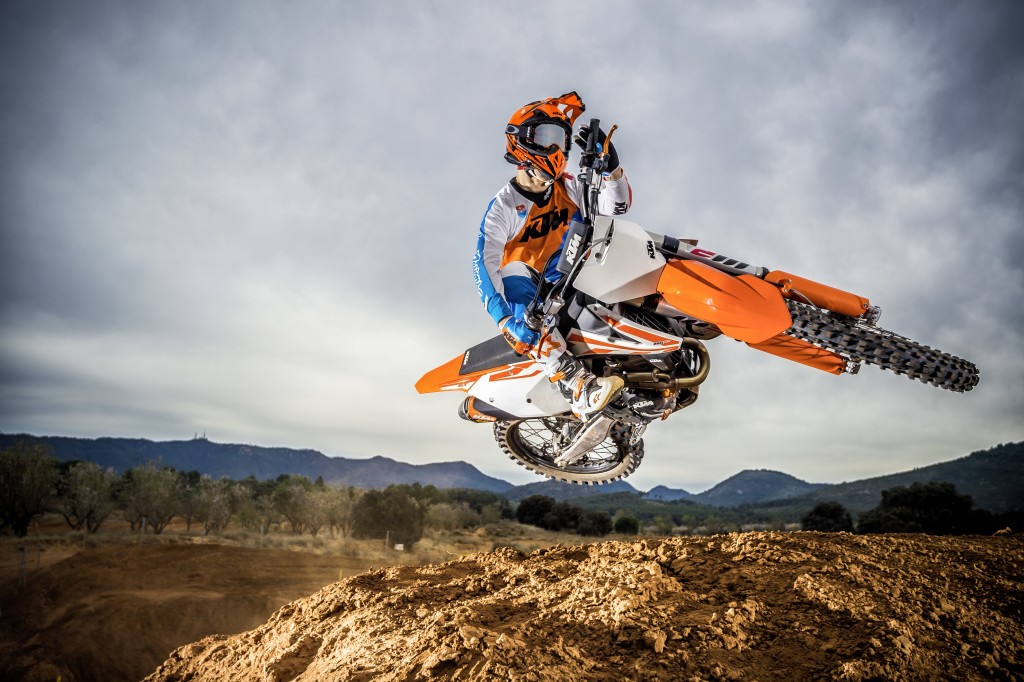 4-stroke_my-2017_action-03